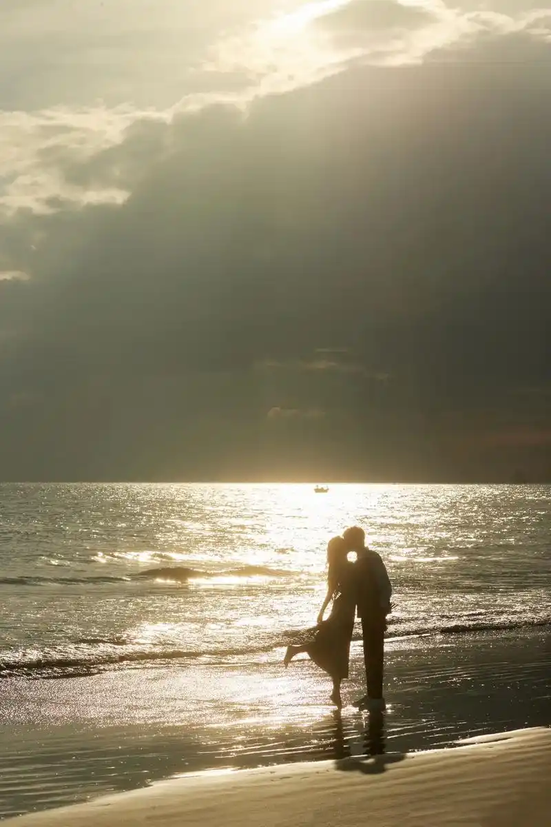 幸福到想掉眼泪.#甜甜的恋爱 #情侣写真 #海边日落 #幸福 - 抖音