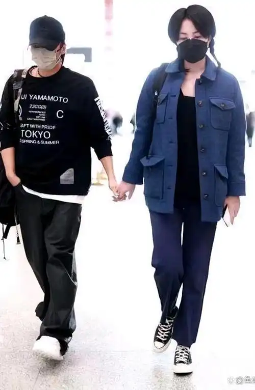 54岁王菲和43岁谢霆锋合体撒狗粮,时隔23年上演世纪同框