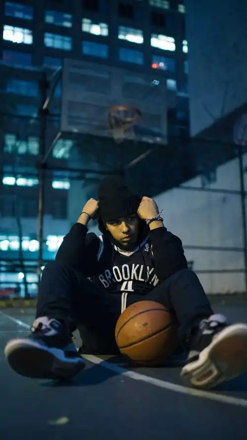 街头跟篮球坐着的欧美男生摄影,高清图片,手机壁纸