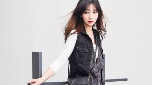 为赚钱救母北漂,靠性感博出位,被娱乐圈集体排挤,本