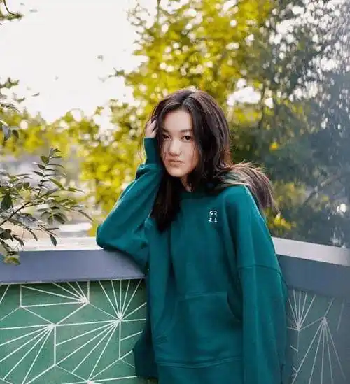 李亚鹏晒女儿手术后旧照!