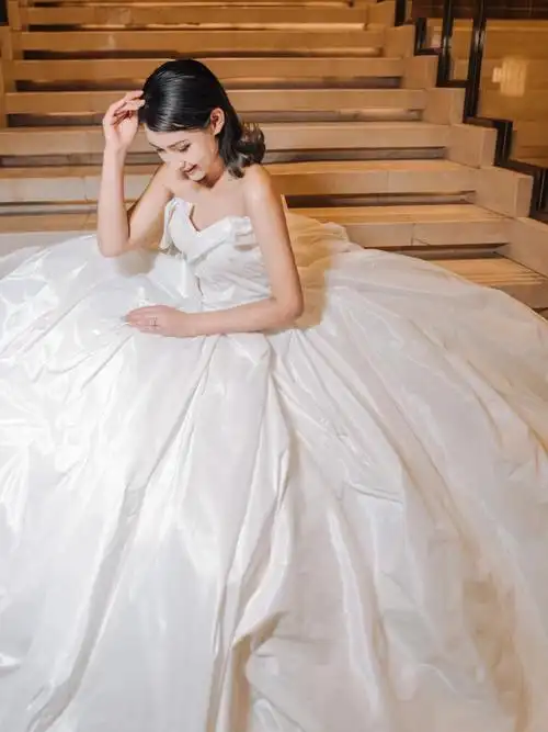 独一无二的光泽-95利落的立体剪裁简约大方95特殊设计的抹胸堪