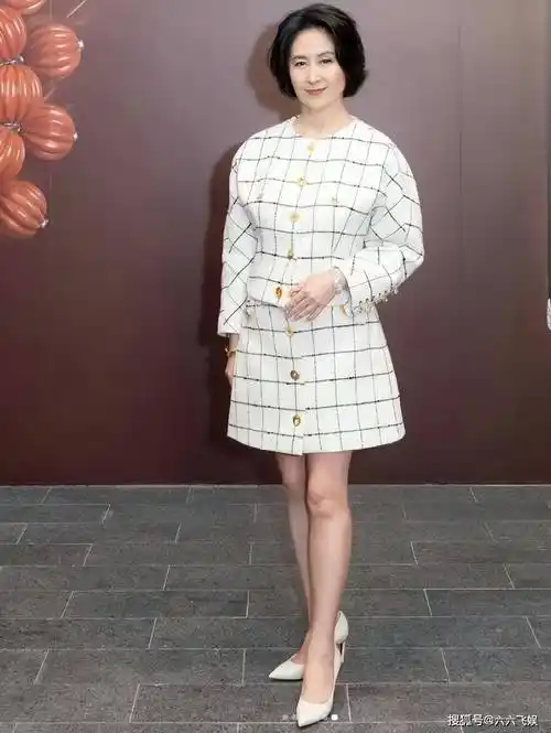 比何超琼高了半个头的刘嘉玲,赢了身高输了气场,合照站位尴尬_许晋亨