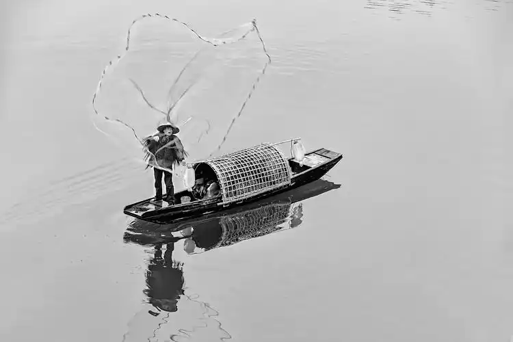 撒网的渔民