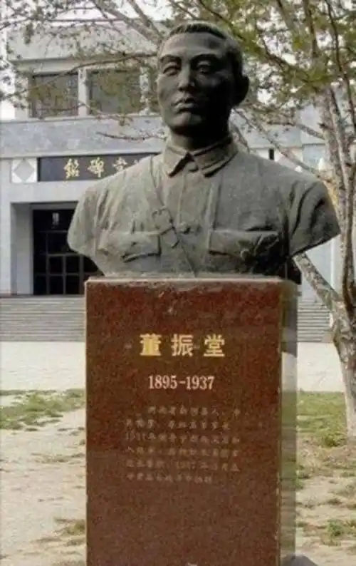 原创董振堂坚决革命的同志长子参军壮烈牺牲次子91岁找到其头颅