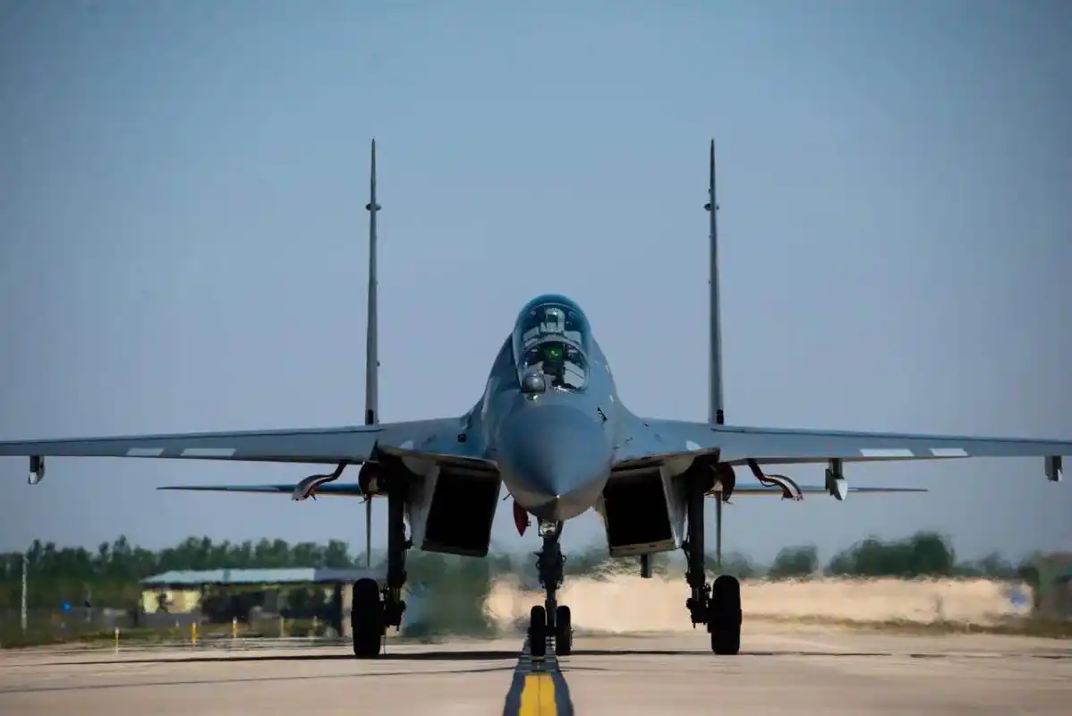 我国空军装备的歼-16战斗机,图片中的歼-16战斗机是两个批次的,可以