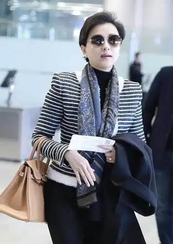 51岁杨澜低调走机场,干练穿着自带气场,不愧为"中国的华莱士"