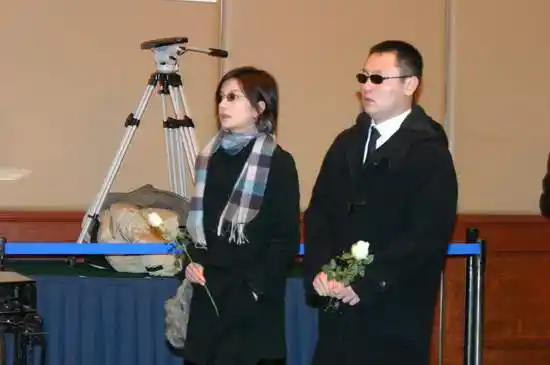 图文:内地梅艳芳哀思会现场 赵薇献花