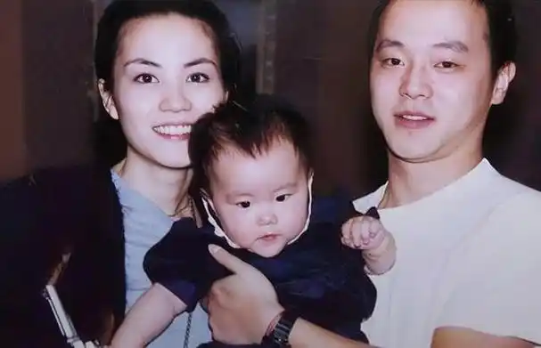 1998年,摄影师高原与王菲的第一任丈夫窦唯名不正言不顺的"厮混"在一