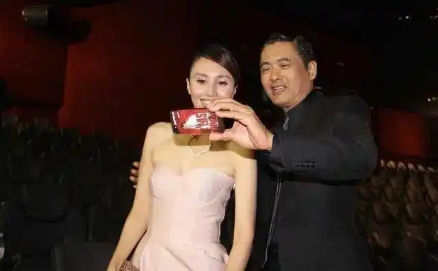 袁泉要和周润发合影周润发反应好真实这是对粉丝最大的尊重