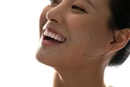 仰头大笑的青年女人