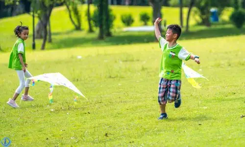虽然是夏天,虽然玩的满头大汗,但孩子们的童心,却是真实的.