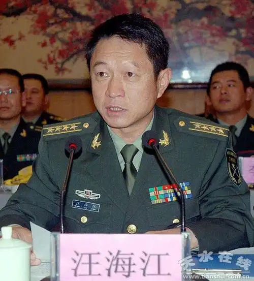 兰州军区某钢铁红军师师长汪海江介绍"跨越——2009"实兵演习有关情况
