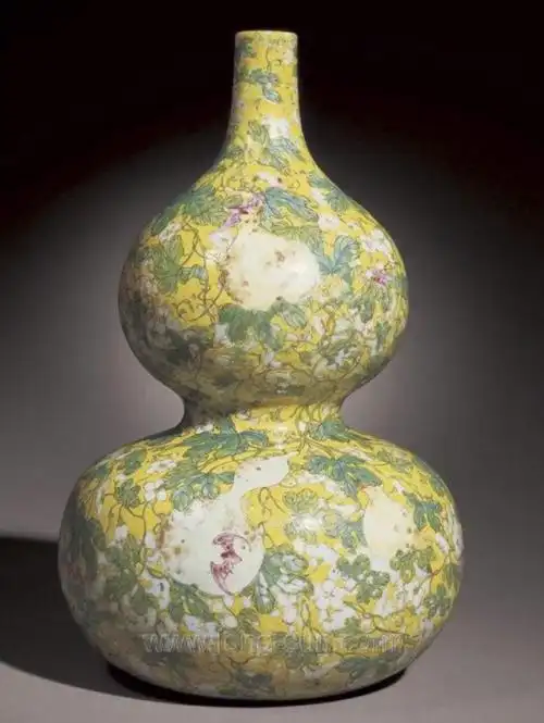清乾隆 黄地粉彩福寿万代图葫芦瓶40.3万美元.