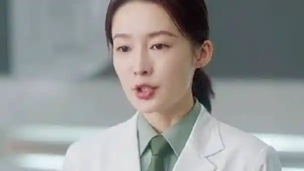 李沁饰演夏初医生真的这个职业的素养诠释非常好