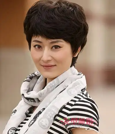 中老年大脸上小下大怎么样烫发 大脸中老年女士短发发型(3)
