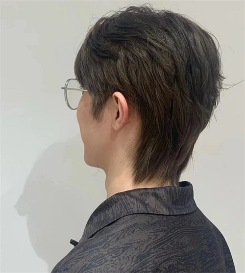 男生狼尾鲻鱼头,发型的长度在脖子的位置,或者锁骨也可以.