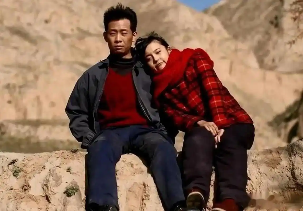 张译 在电视剧《温州一家人》中饰演周麦狗(张译饰)