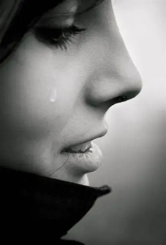 流泪伤感黑白图片流泪的眼睛