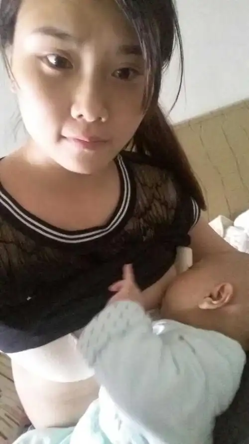 享受喂奶时光,大家一起晒照吧.