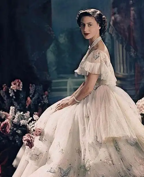 20岁出头的时候,无忧无虑的小公主情窦初开,爱上了已有家室的战斗英雄