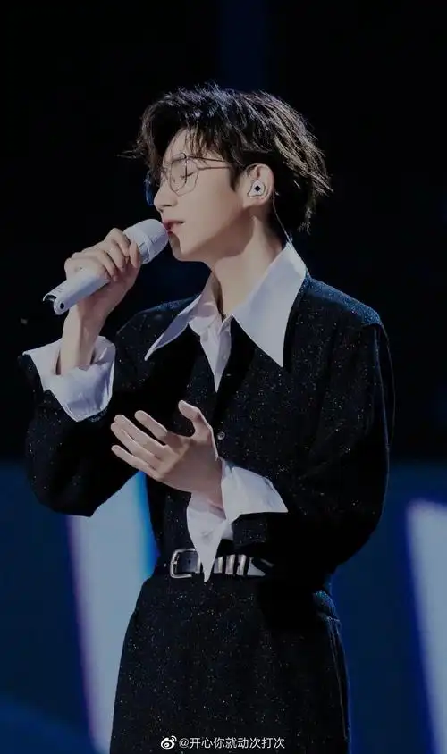 王源这组金丝边眼镜造型好帅哦!小源真的变源哥了!__财经头条