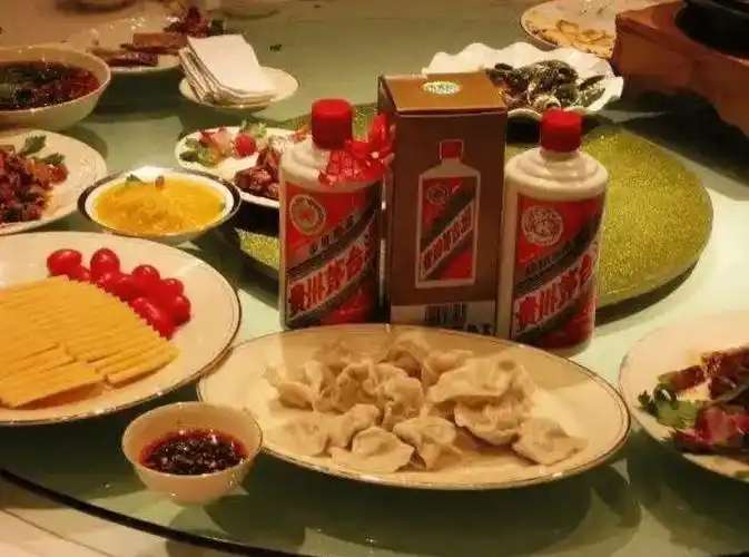 江苏盐城老板办酒宴每桌3瓶茅台3包中华引发热议