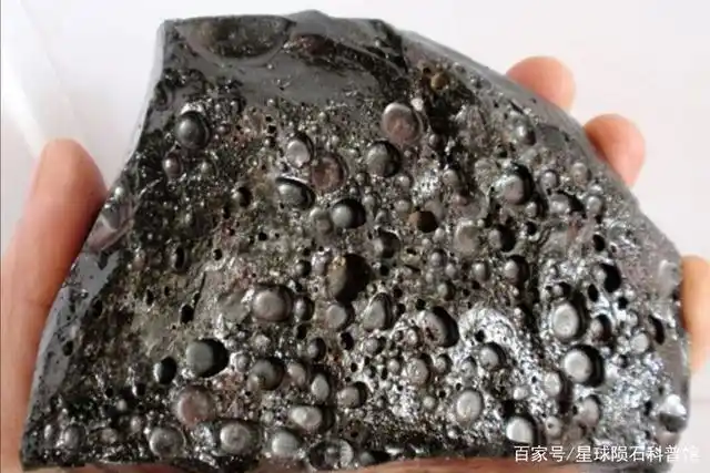 假月球陨石,水泡状气印或者角砾.