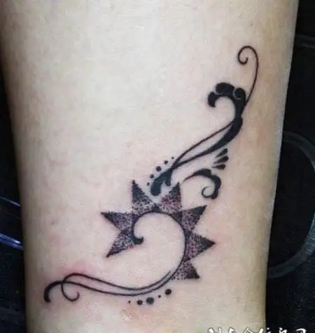 脚踝上的点刺图腾纹身