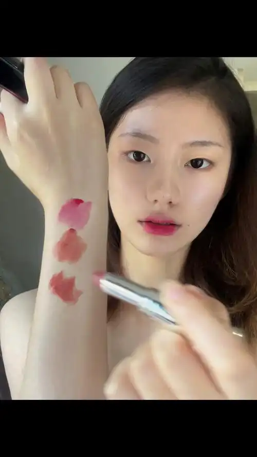 喜欢素颜涂口红的小姐姐一枚呀