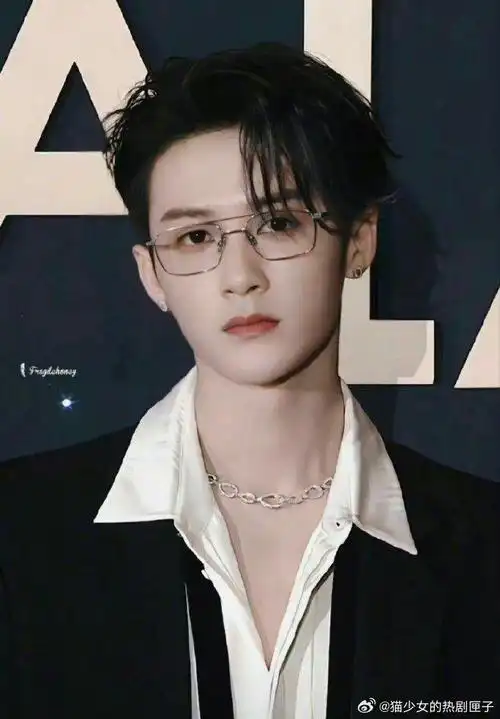 杨洋,龚俊,王鹤棣,任嘉伦,白敬亭,吴磊,魏大勋,檀健次,张新成眼睛一戴