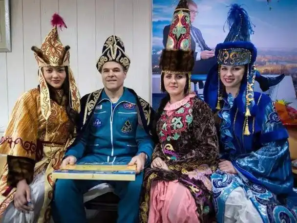 哈萨克族居住地气候寒冷,他们的服饰多样,见证了此民族的历史