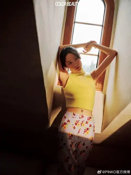 pinko星光#演员成果@成果成果成狗身着pinko fw24直筒短款连衣裙篺ww