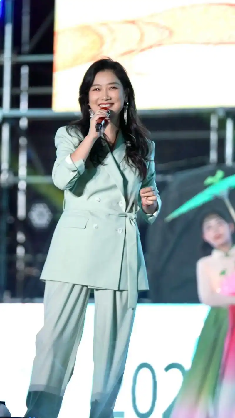 爨魅陆良群星演唱会.#凤凰传奇#现场版live#玲花曾毅 - 抖音