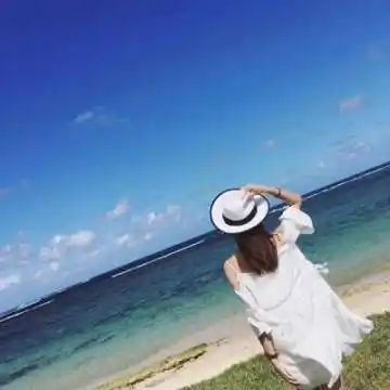 蓝色系一个人看海的背影头像图片