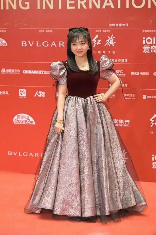 林妙可真是没长大罕见走红毯还穿公主裙歪头卖萌不像个成年人