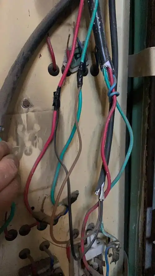 这家一拉电闸对门就断网!长城宽带:可能接错电表了