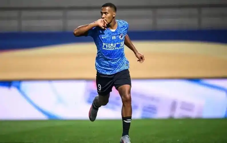 分析大连人龙东离队官宣球队主帅和射手离队该如何应对