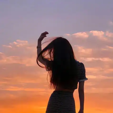 女生头像背影霸气高冷,望着远方似乎在欣赏这美好的风景