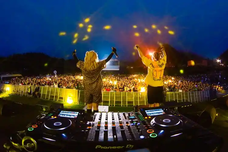 让人心动不已的现场唱跳,动感十足的电音韵律,听最燃的音乐,蹦一个最