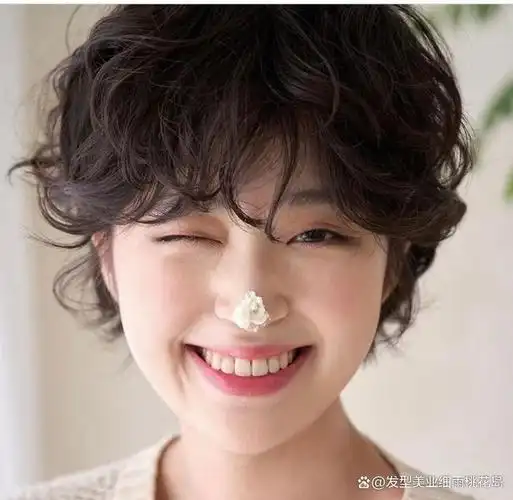 法式烫烫出来的风格整体发型也是简单自然,充满着随意慵懒的气息,尽情