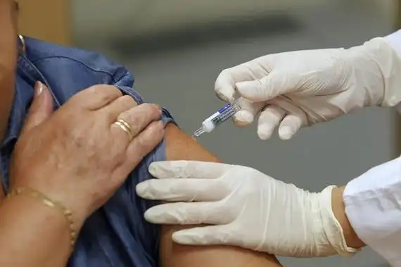 西班牙护士为民众接种流感疫苗