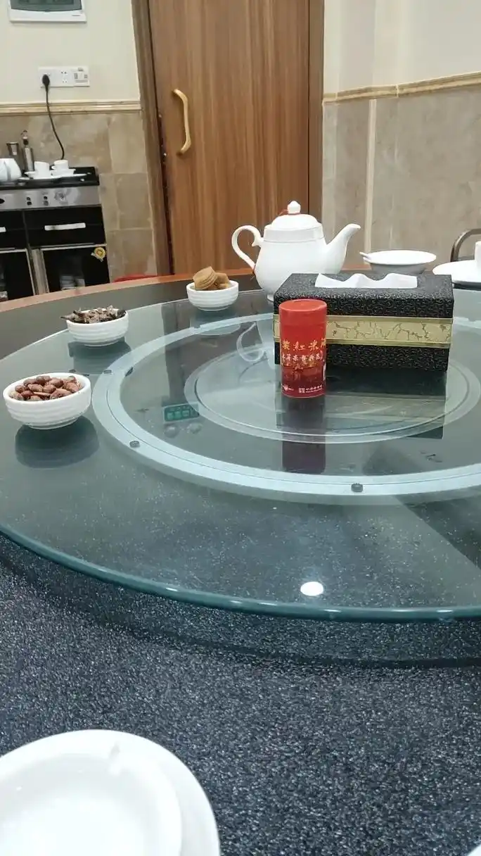 昨天的饭局,两个人喝了一瓶50几度的茅台贡酒,我也是醉了!幸 - 抖音