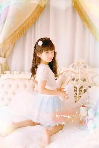 童模裴佳欣4年前的写真,才7岁就露腿上口红,是不是太早熟了?