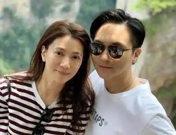 袁咏仪夫妇再游普陀山,连续8年态度虔诚,自然牵手尽显恩爱_张智霖