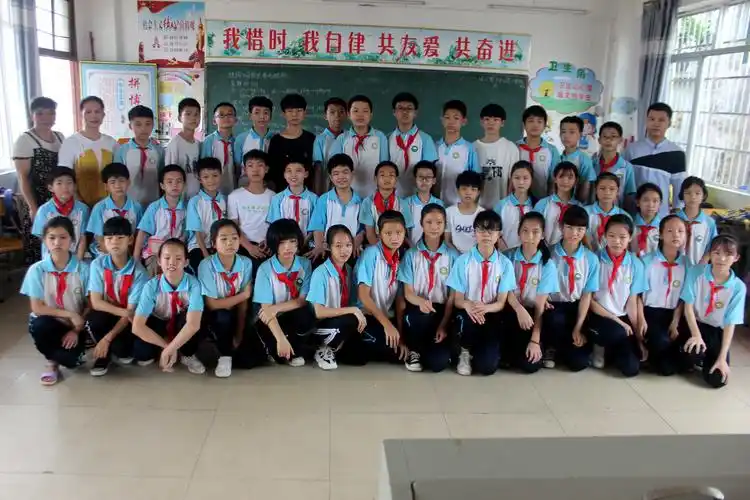 多么开心难忘的一天呀,让我们拍个集体照留念吧.