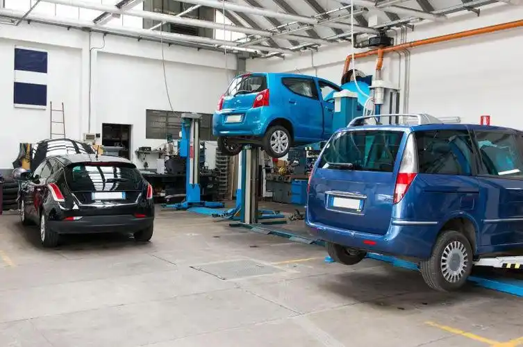 汽车修理厂里正在被维修的汽车
