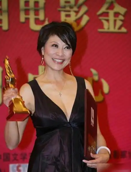 婚姻坎坷的岳红女儿5个月老公弃她而去40岁患癌如今怎样