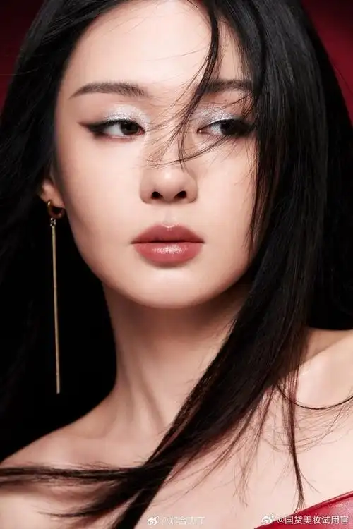 这位美丽的女明星在社交媒体上分享了她的长发照片,让粉丝们为之惊叹