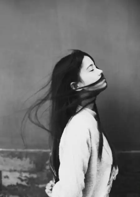 最新qq皮肤女生霸气超拽黑白图片,落魄瞬间竟然也会心动_黑白皮肤_有